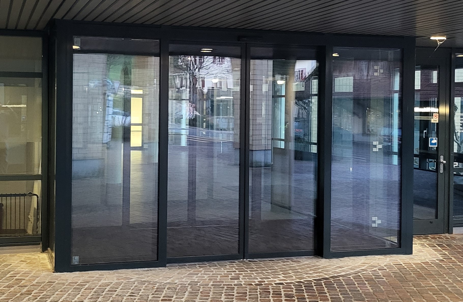 Windfang mit zwei automatischen Schiebetüren