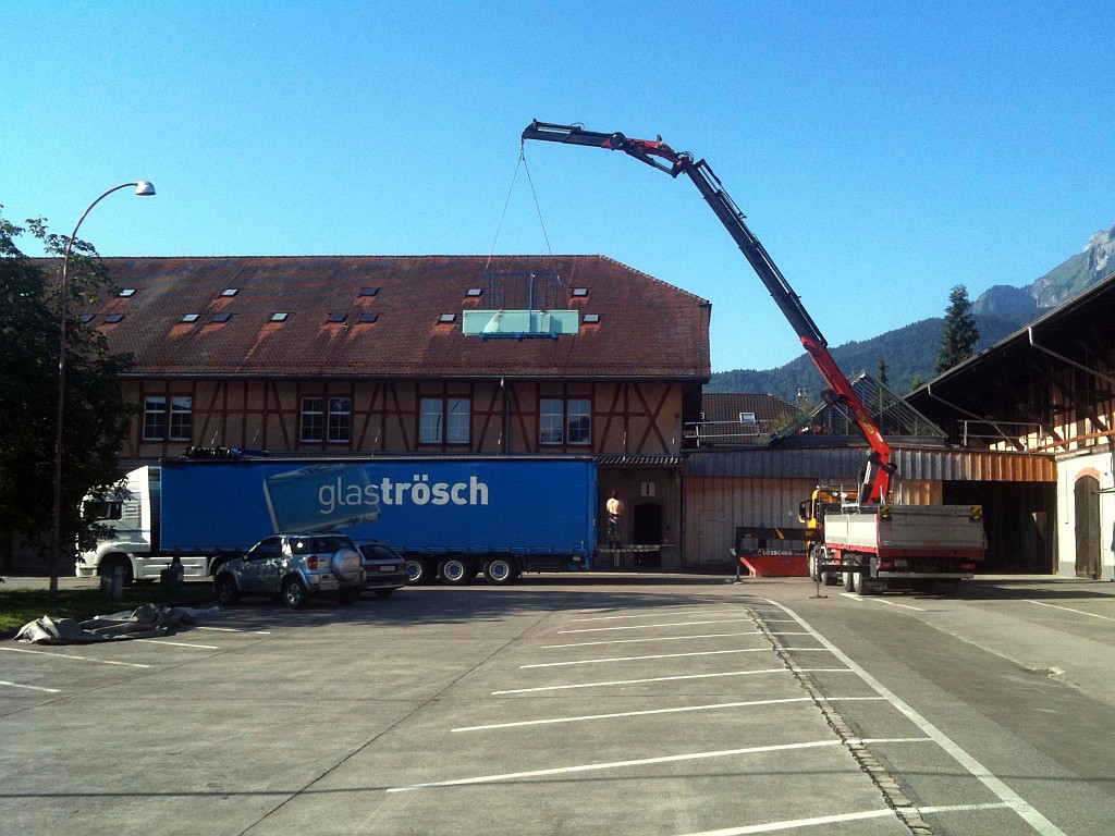 Das neue Glas für das Glasdach wird mit einem Pneukran abgeladen