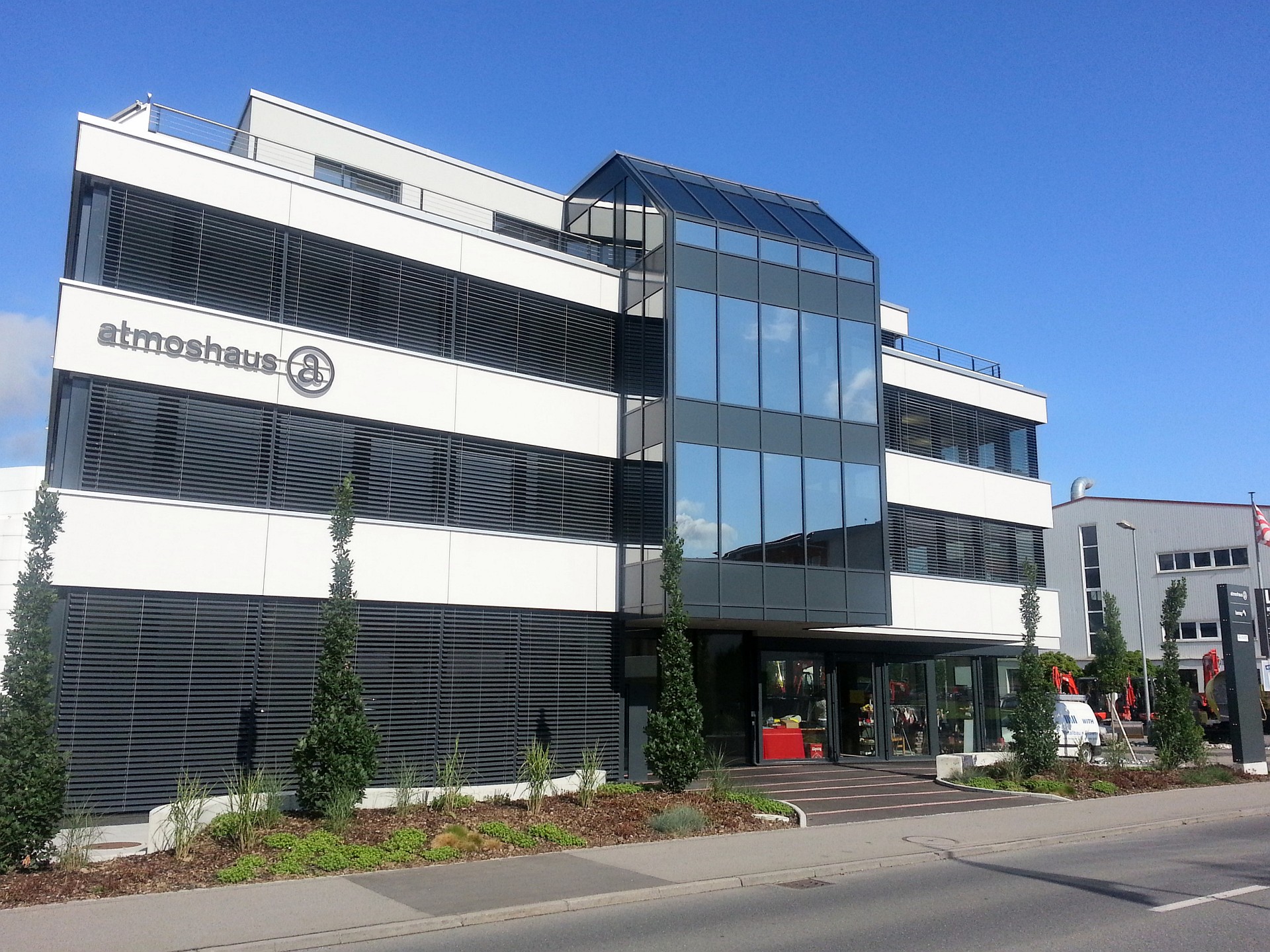 Atmoshaus Verwaltungsgebäude Frontansicht Glasfassade Atmoshaus